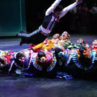 Baile folclórico de Jalisco en el espectáculo de Estampas de México del Tec Guadalajara.