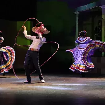 Baile folclórico de Jalisco en el espectáculo de Estampas de México del Tec Guadalajara.