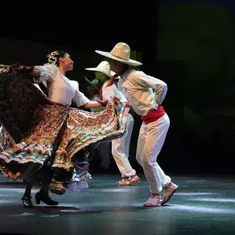 Baile folclórico de Jalisco en el espectáculo de Estampas de México del Tec Guadalajara.