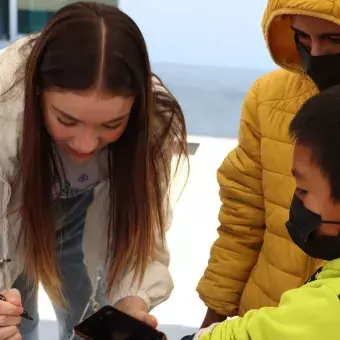 Niños disfrutando de Operación Santa