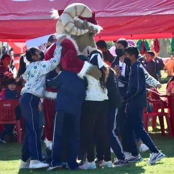 Niños disfrutando de Operación Santa