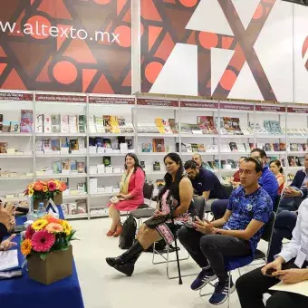 Presentan libro universidad cocredora del futuro en la FIL Guadalajara.