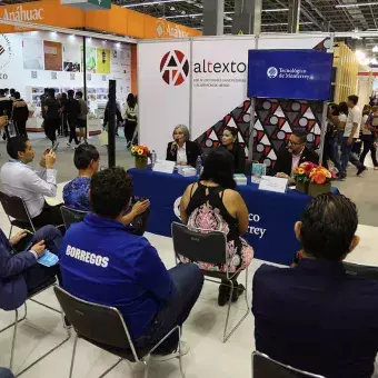 Presentan libro universidad cocredora del futuro en la FIL Guadalajara.