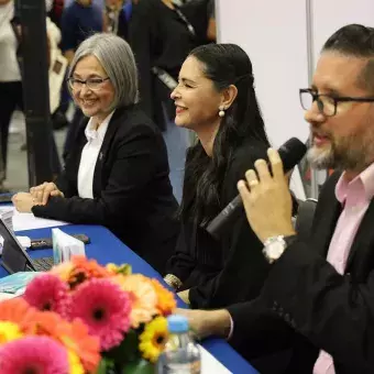 Presentan libro universidad cocredora del futuro en la FIL Guadalajara.