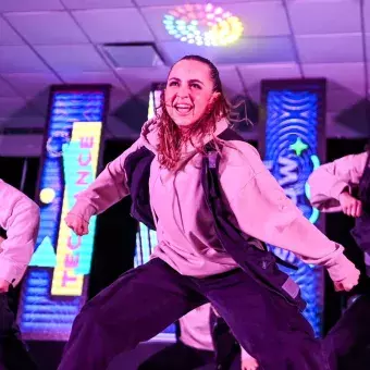 Estudiantes bailando sobre el escenario