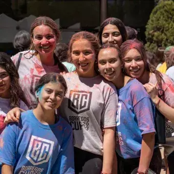 Grupo de chicas con polvos holi