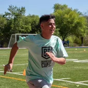 Chico en carrera de atletismo