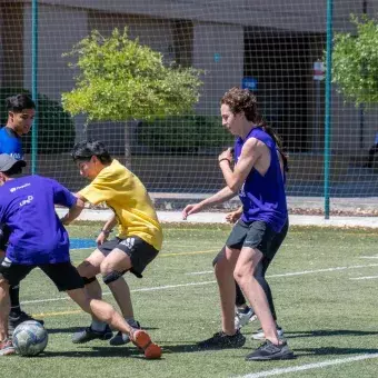 Jovénes en partido de soccer