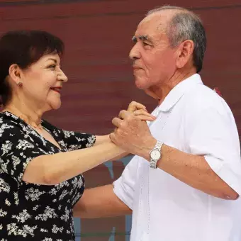 Dos personas bailando durante la presentación de danzón.