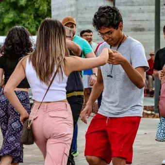 Una pareja bailando música salsa.