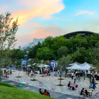 La avenida Junco de la Vega lució con gran presencia de familias, amigos y vecinos.