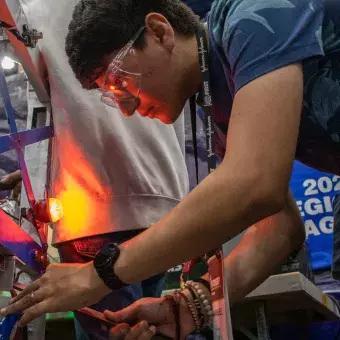 Alumno de PrepaTec trabaja en su robot durante el mundial de FIRST en Houston. 