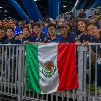 Alumnos y profesores en la porra apoyando a PrepaTec en el mundial de FIRST.