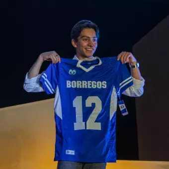 donovan carrillo con el jersey de borregos del Tec de Monterrey