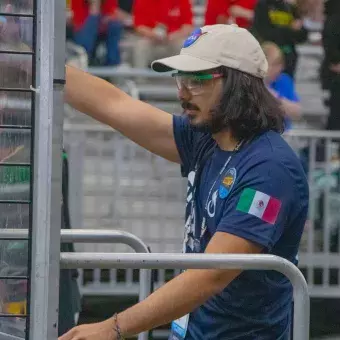 Estudiante de PrepaTec compitiendo en el mundial de FIRST.