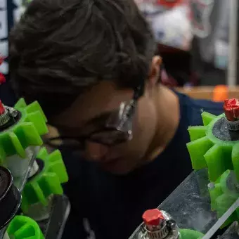 Estudiante de PrepaTec trabajando en su robot en el mundial de FIRST.