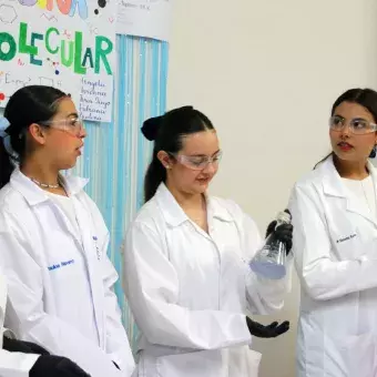 Estudiantes de PrepaTec Zacatecas viviendo la feria de ciencias