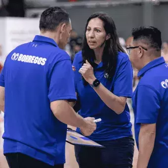 Coaches de Borregos Hidalgo platicando la estrategia 