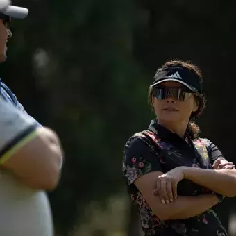 Golfista mujer viendo a golfista varón