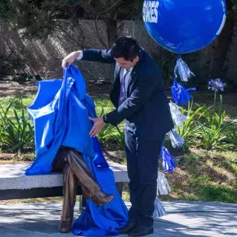 Las estatuas representan la labor en la enseñanza de las y los profesores.