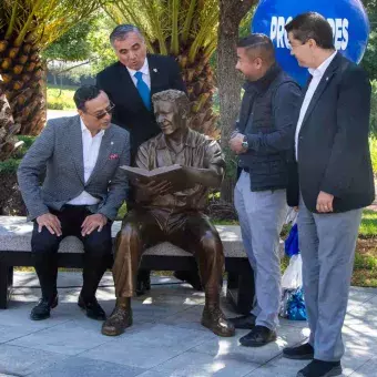 Las estatuas representan la labor en la enseñanza de las y los profesores.