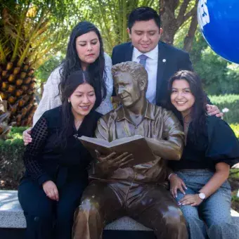 Las estatuas representan la labor en la enseñanza de las y los profesores.