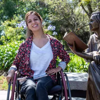 Las estatuas representan la labor en la enseñanza de las y los profesores.