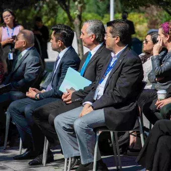 Las estatuas representan la labor en la enseñanza de las y los profesores.