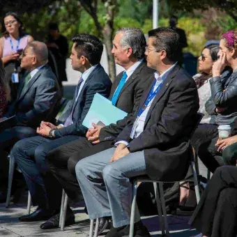 Las estatuas representan la labor en la enseñanza de las y los profesores.