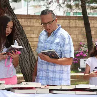 familia-leyendo-andadores