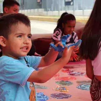 niño-pintura-jugando