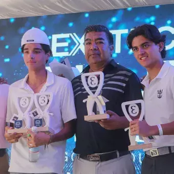 Golfistas recibiendo su premio 