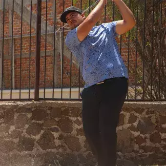 Golfista haciendo su tiro 