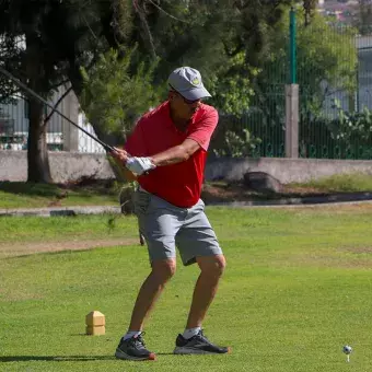 Golfista haciendo su tiro 