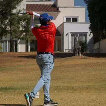 Golfista haciendo su tiro 