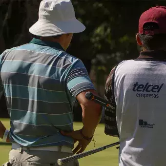 Golfista y staff posando 