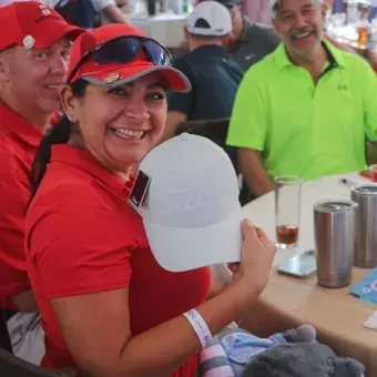 Golfistas ganadores de artículos en la rifa 