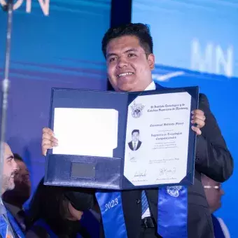 Graduado enseñando su título