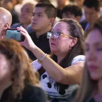 Madre de familia tomando foto