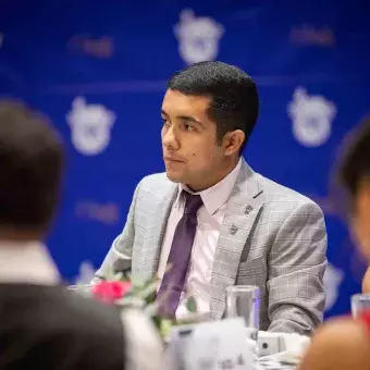 Estudiante sentado en mesa