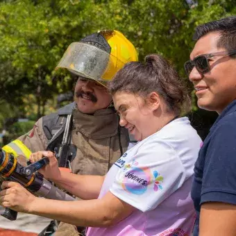 Niña con bomberos