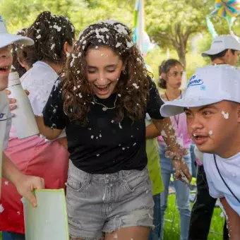 Niños en fiesta de espuma