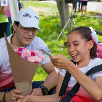 Niña recibiendo flores