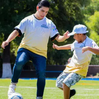 Alumnos jugando fútbol