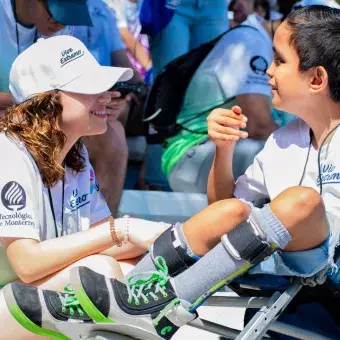 Alumna saludando a niño