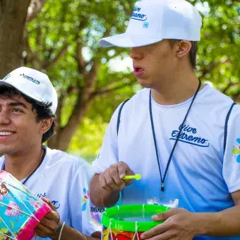 Niños tocando el tambor