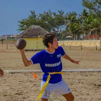 Alumno jugando tochito en playa miramar