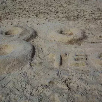 Escultura de arena del 80 aniversario del tec de monterrey en la playa