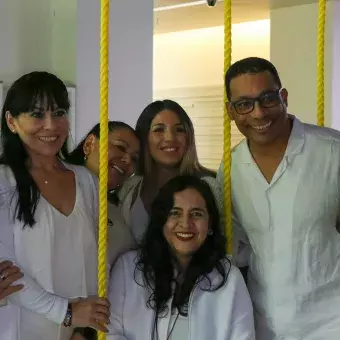 Colaboradores en inauguración de emprendimiento