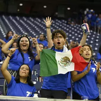 Asisten a clásico estudiantil en Houston (fotogalería)